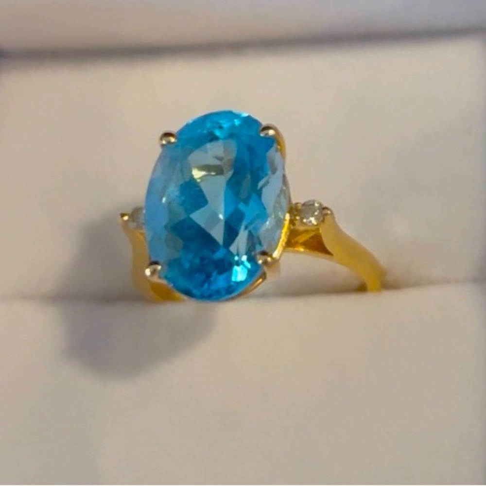 Aquamarine ring, ca. 3 carats flanked by two small diamonds